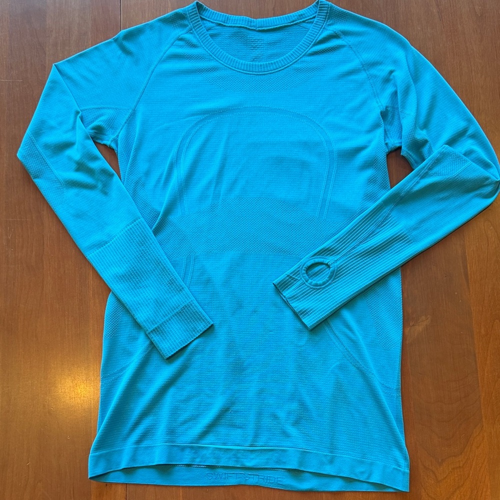 Lululemon Women’s long sleeved Swiftly size 10 pretty turquoise blue color.